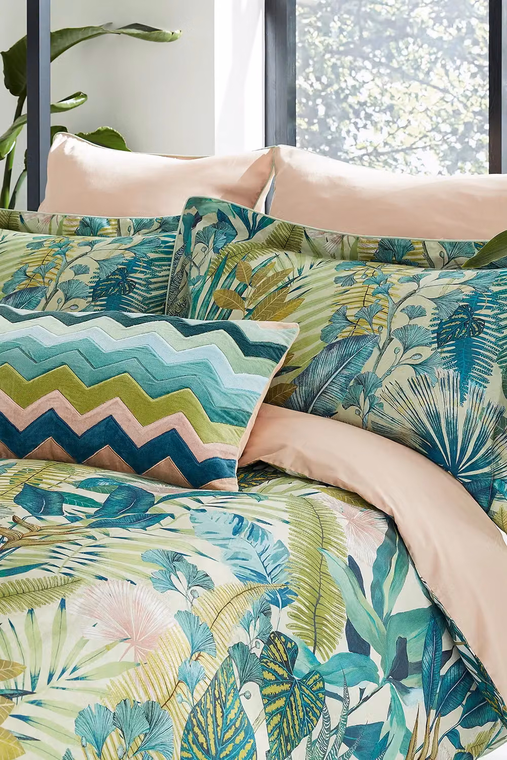 Harlequin Floreana Reversible Cotton Mako Satin Duvet Cover and Pillowcase Set in Green and Pink, W: 180 cm, L: 200 cm – 2