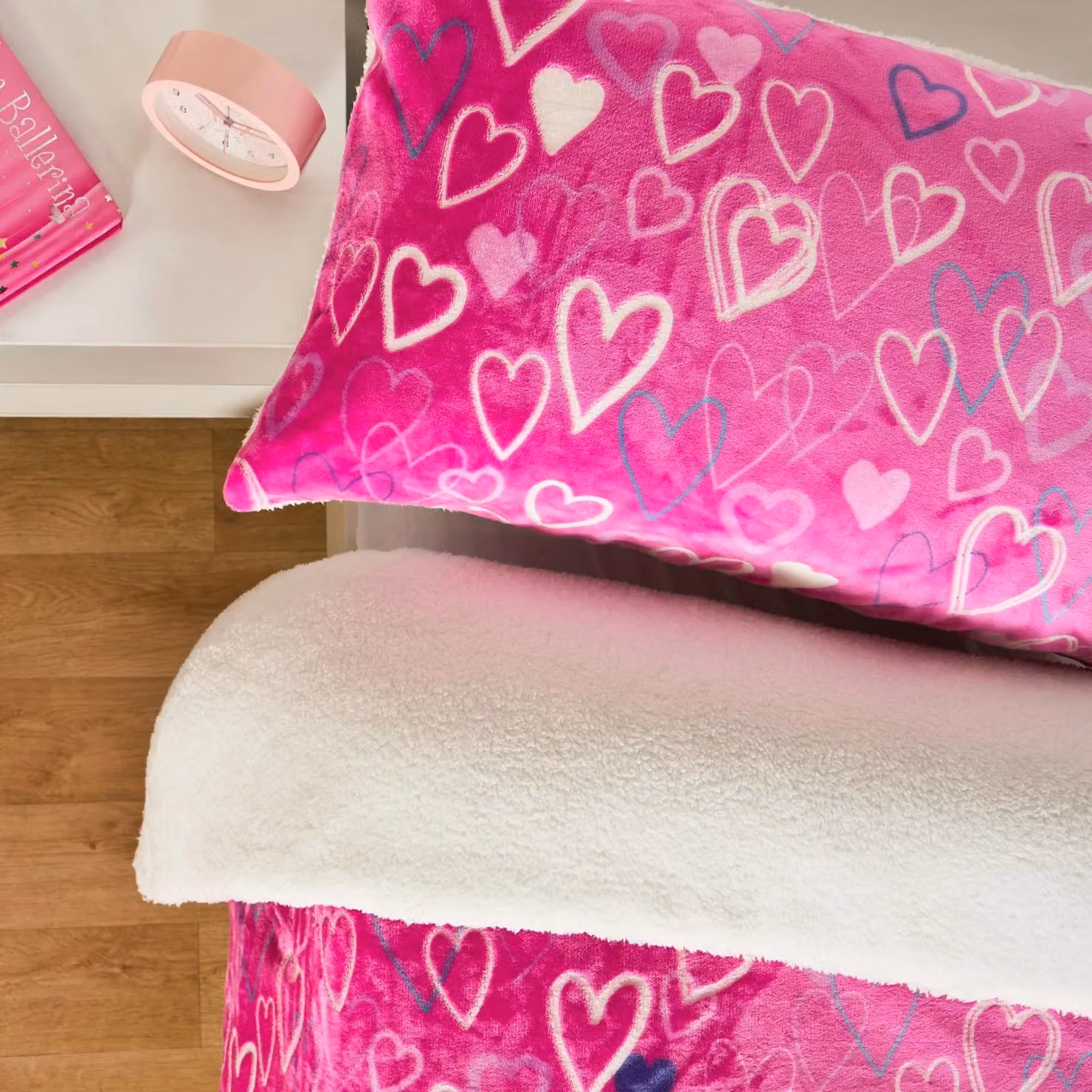 OHS Girls Glow In The Dark Ultra Soft Heart Print Duvet Cover and Pillowcase Set in Bright Pink, W: 140 cm, L: 200 cm – 2