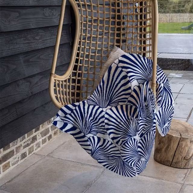 Benjamin Tate Design Striped Sea Shells Fleece Blanket in Blue and Beige, W/D/H: 120 x 150 cm – 1