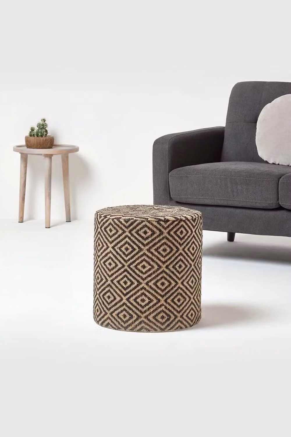 Homescapes Jute Round Pouffe with Black Herringbone Geometric Pattern – 2