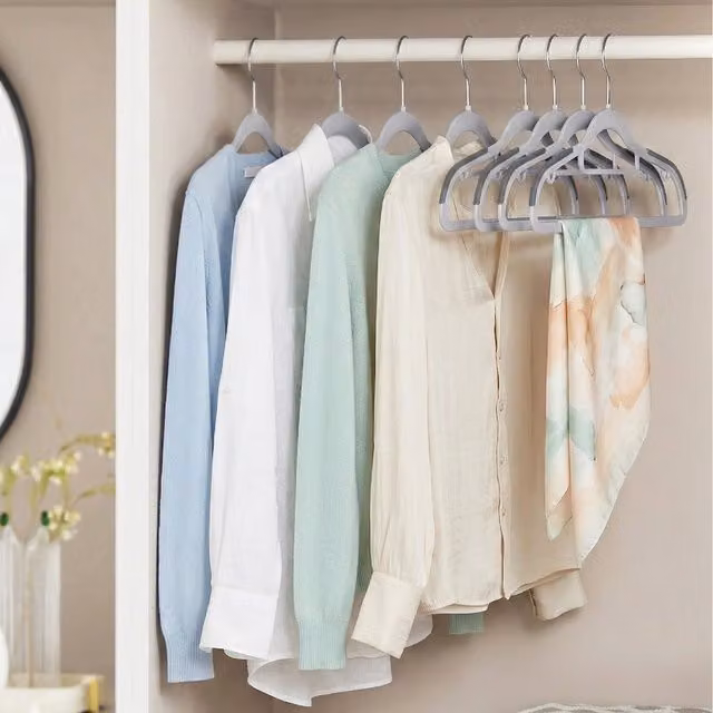SONGMICS Non-Slip Space-Saving Clothes Hangers with Swivel Hook and Bar, Grey, 4kg Capacity