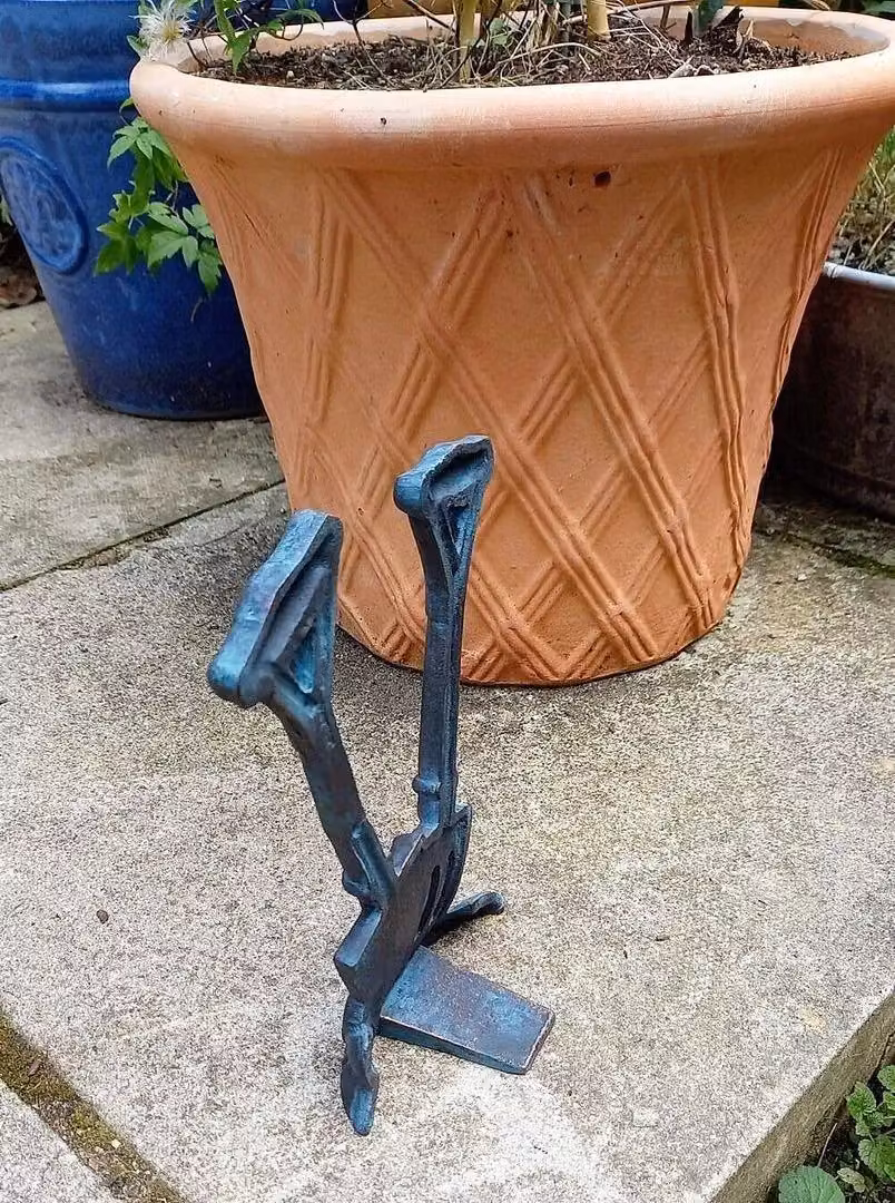 Inspirational Gifting Cast Iron Spade and Fork Doorstop Garden Ornament Sculpture in Bronze and Green, Height: 24 cm – 2