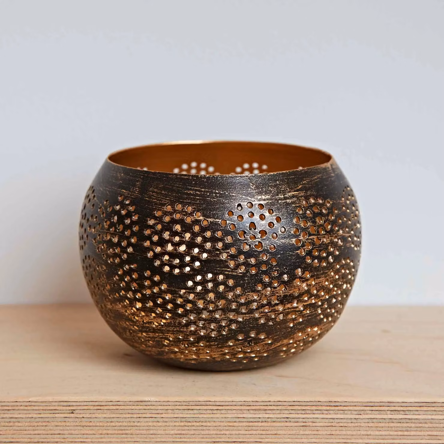Paper High Black and Gold Metal Tea Light Holder W/D/H: 10 x 10 x 7 cm – 2
