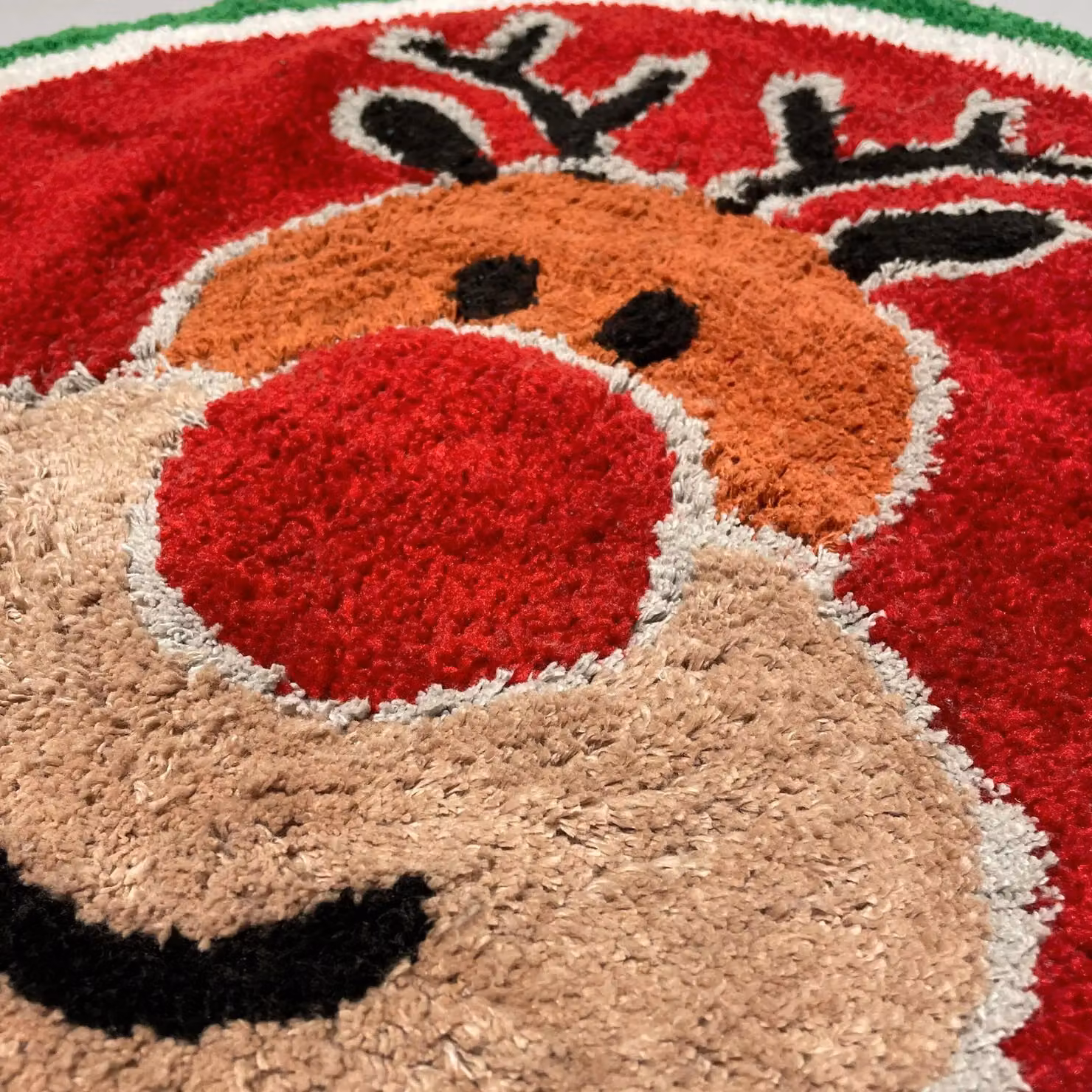 Mooky Mats Christmas Tufted Rudolph Round Bath Mat in Red and Green, Diameter: 65 cm – 3