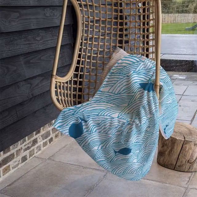 Benjamin Tate Design Waves & Fish Fleece Blanket in Blue and Beige, W/D/H: 120 x 150 cm