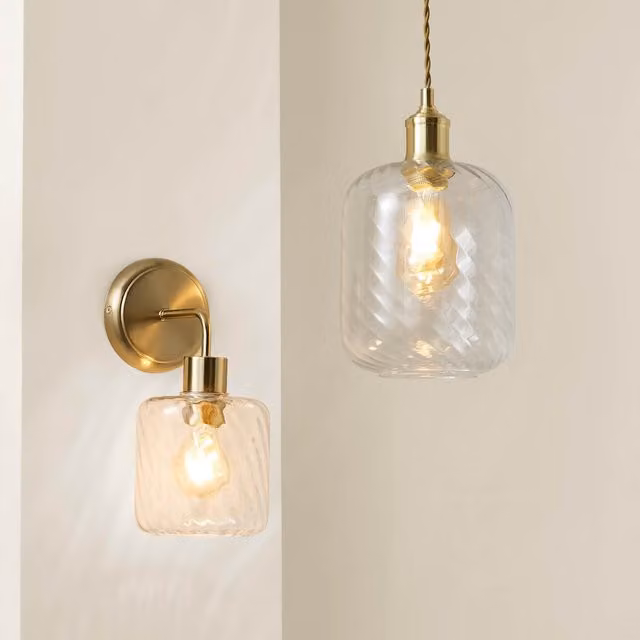 ValueLights Emery Swirl Glass Wall Light with Bulb in Brushed Gold and Transparent Glass – 1