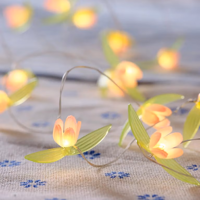Lights4fun Warm White Mini Tulip Flower Decorative LED String Fairy Lights with Timer, 1.9m