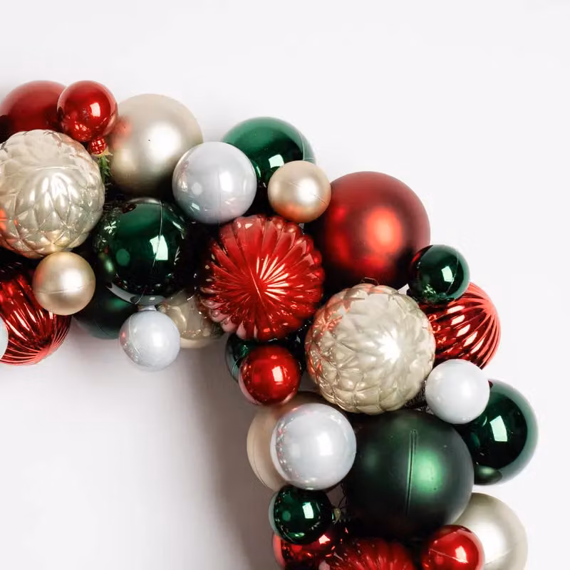 Scottish Everlastings Ltd Round Christmas Bauble Wreath in Green, Red and White, Diameter: 41 cm – 3
