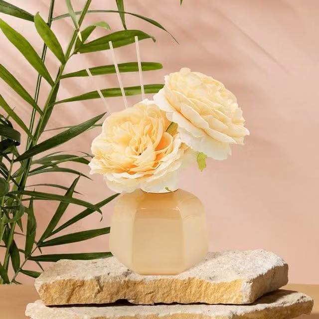 Kingsbury Gifts Pomegranate and Noir Reed Diffuser with Artificial Flower, 100ml, Beige Ceramic Tabletop Design