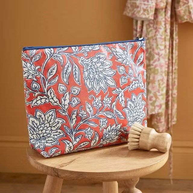 Land & Shore Rowallane Large Bathroom Wash Bag in Blue and Red