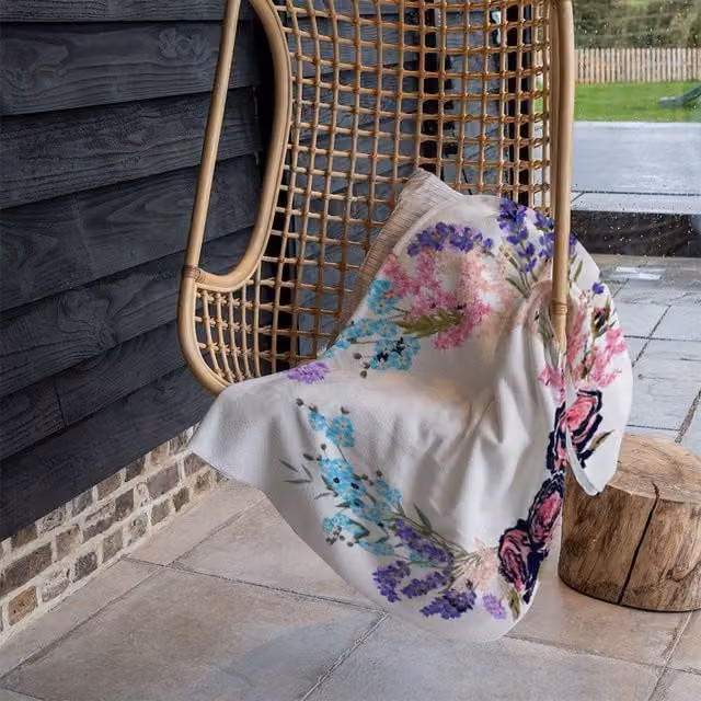 Benjamin Tate Design Floral Fleece Reath Blanket in Pink and Beige, W: 120 cm, D: 150 cm – 1