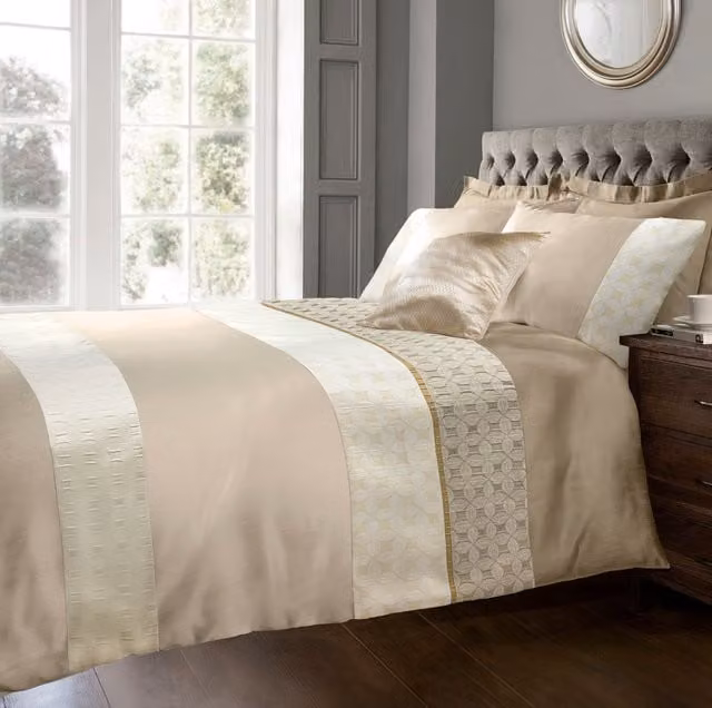 Sweet Dreams Luxury Jacquard Duvet Cover and Pillowcase Set in Beige, W/D/H: 135 x 200 cm and 90 x 200 cm
