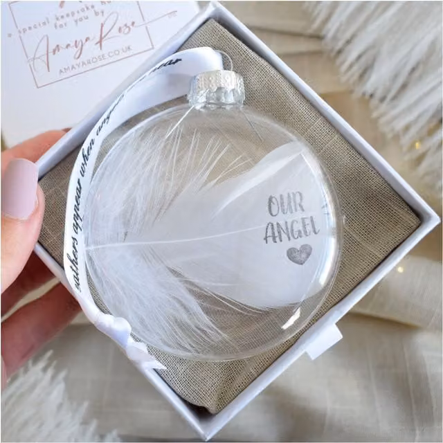 Amaya Rose Ltd In Memory of Our Angel Feather Round Glass Bauble in Clear and White – 1