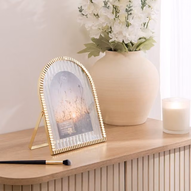 The Port. Co Gallery Gold Fluted Arch Metal Tabletop Easel Frame