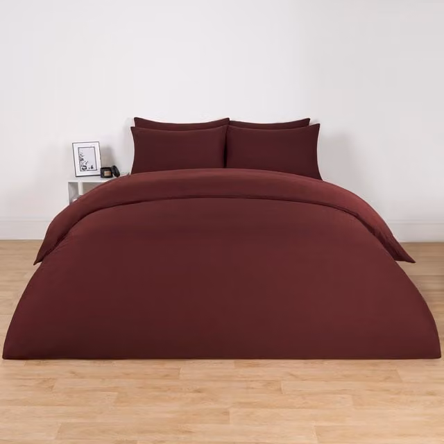 Brentfords Pair of Plain Red Polyester Housewife Pillowcases with Envelope Closure