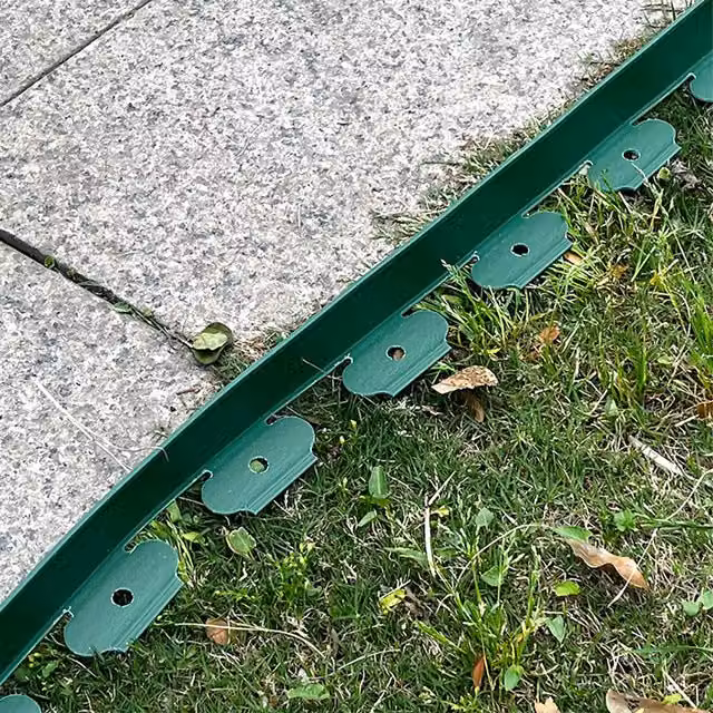 Livingandhome Green Wire Mesh Border Garden Edging with 30 Ground Pegs, Height: 5 cm