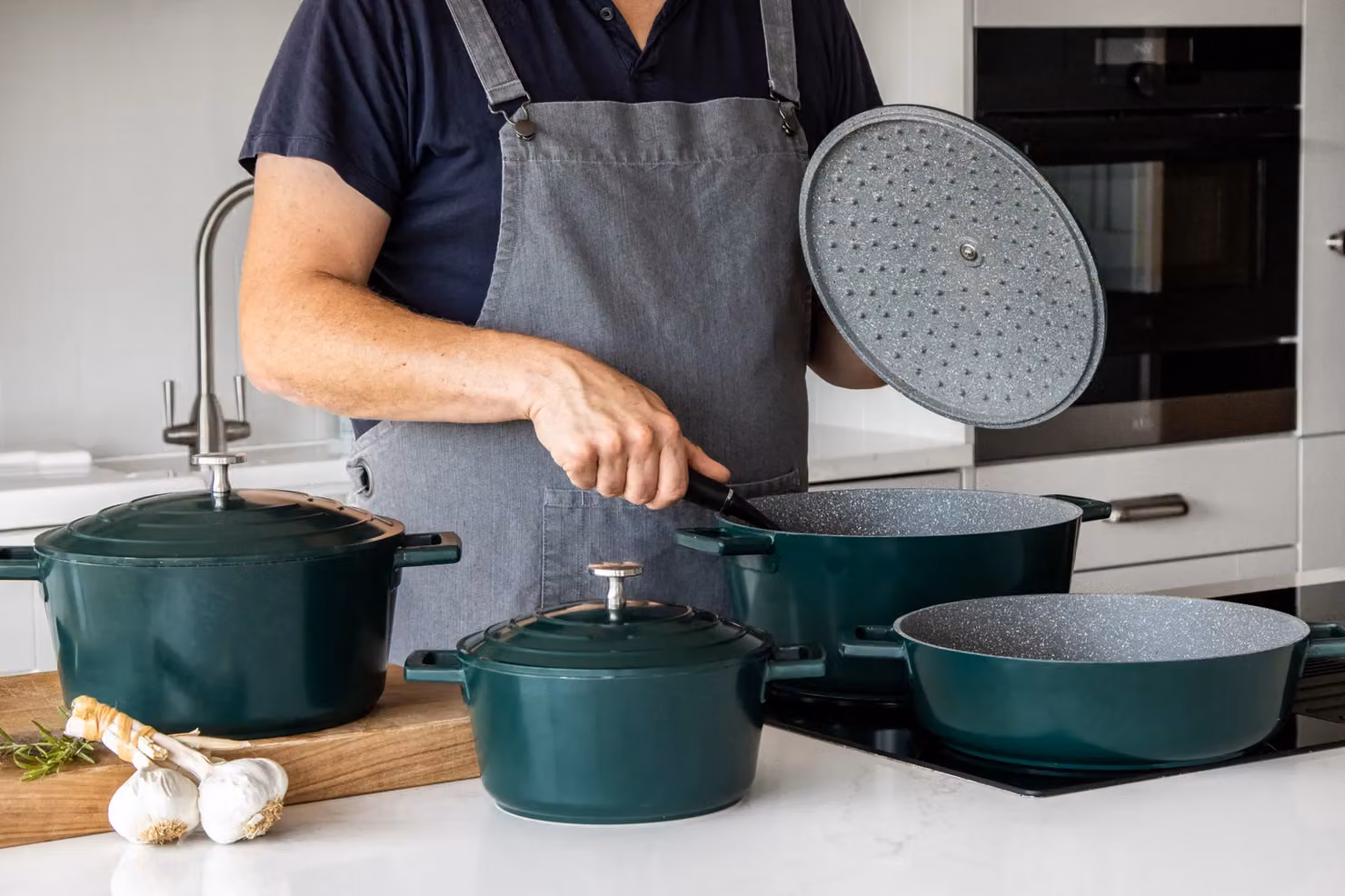 MasterClass Cast Aluminium Casserole Dish with Lid, Green, Diameter: 24 cm – 12