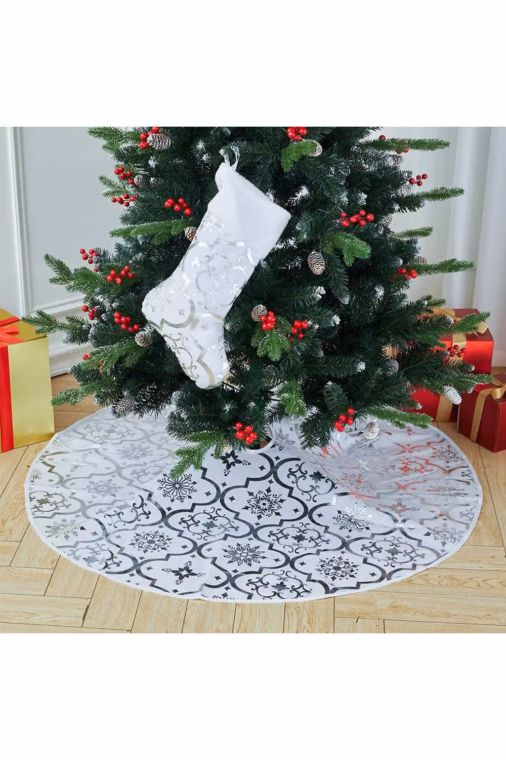 Living and Home Silver and White Snowflake Printed Christmas Tree Skirt with Matching Stockings, Diameter: 122 cm – 2
