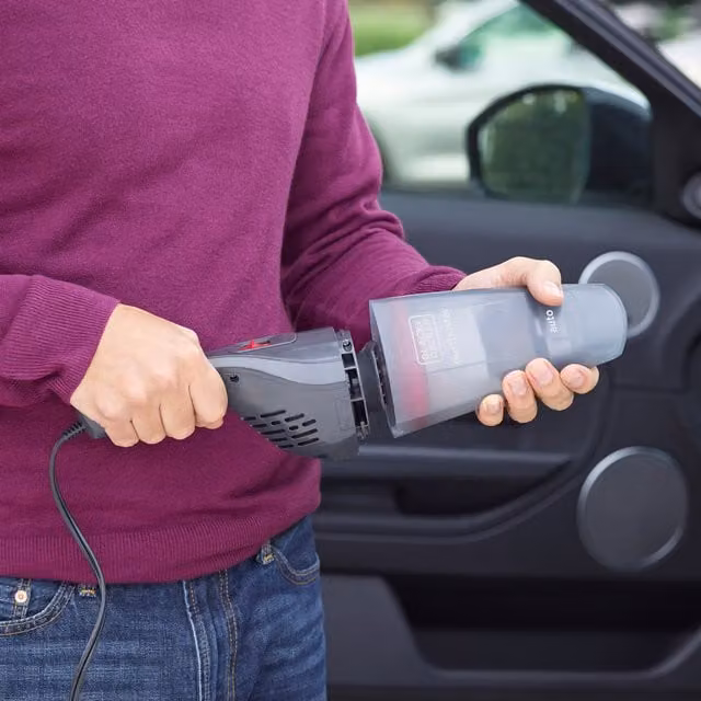 Black and Decker 12V Auto Car Vac Dustbuster in Black and Grey