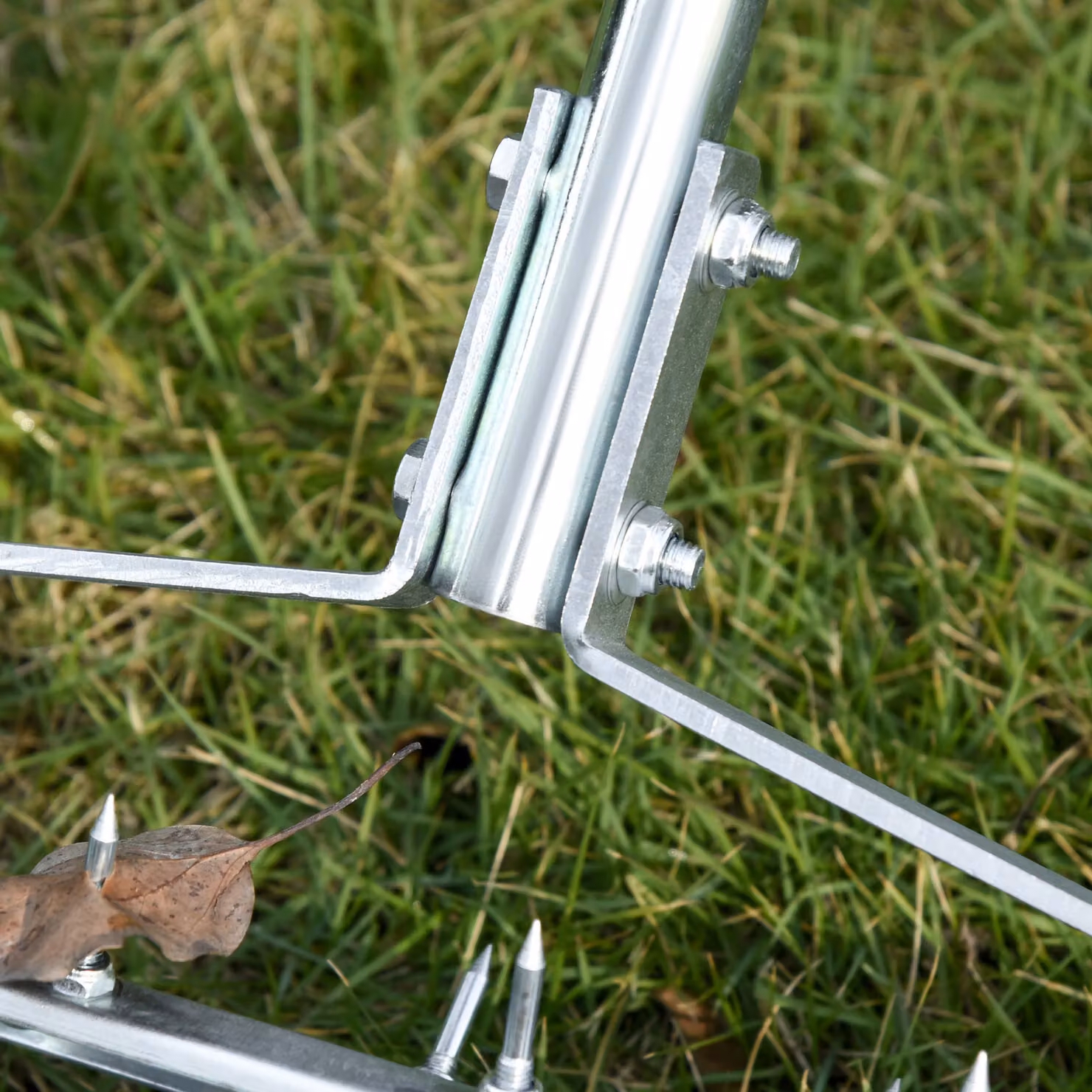 Outsunny Manual Garden Rolling Lawn Aerator in Green and Silver – 6