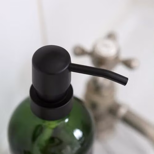 Harbour Housewares 2 Piece Glass Soap Dispenser Set with Ceramic Tray and Labels, 500ml, Green and Black – 4