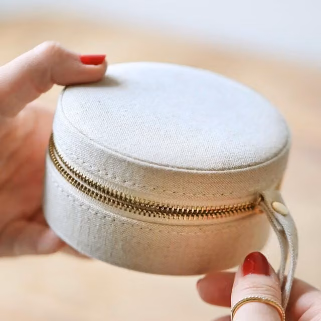 Lisa Angel Women's Round Natural Linen Travel Jewellery Case in Sand and Gold – 1