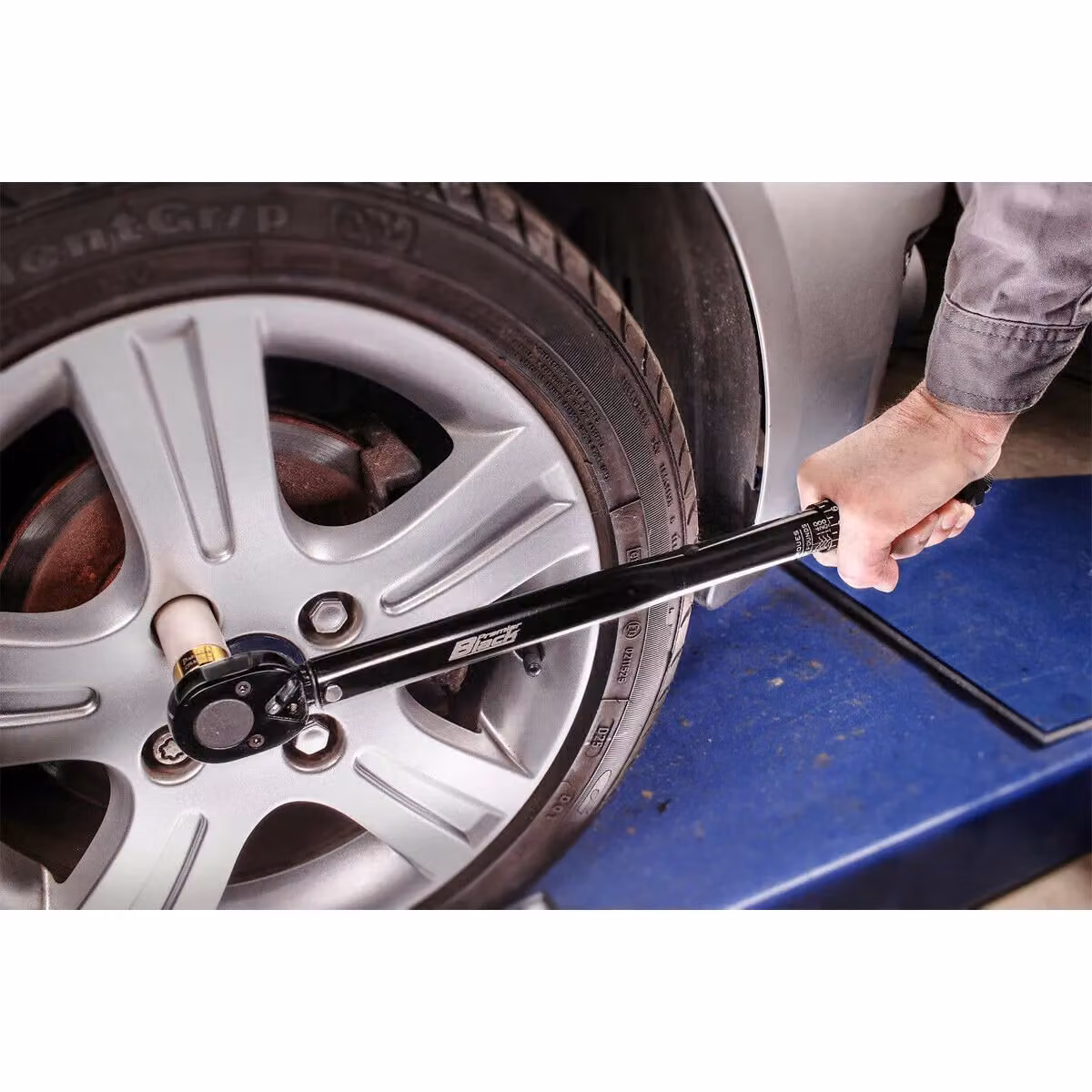 Loops Calibrated Micrometer Torque Wrench with 1/2 inch Square Drive and Flip Reverse Function in Black – 2
