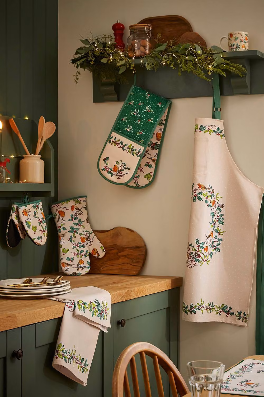 Ulster Weavers Christmas Robins Festive Print 100% Cotton Tea Towel in Beige and Multicolour – 3