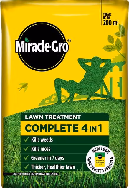 Miracle-Gro Complete 4 in 1 Lawn and Weed Treatment