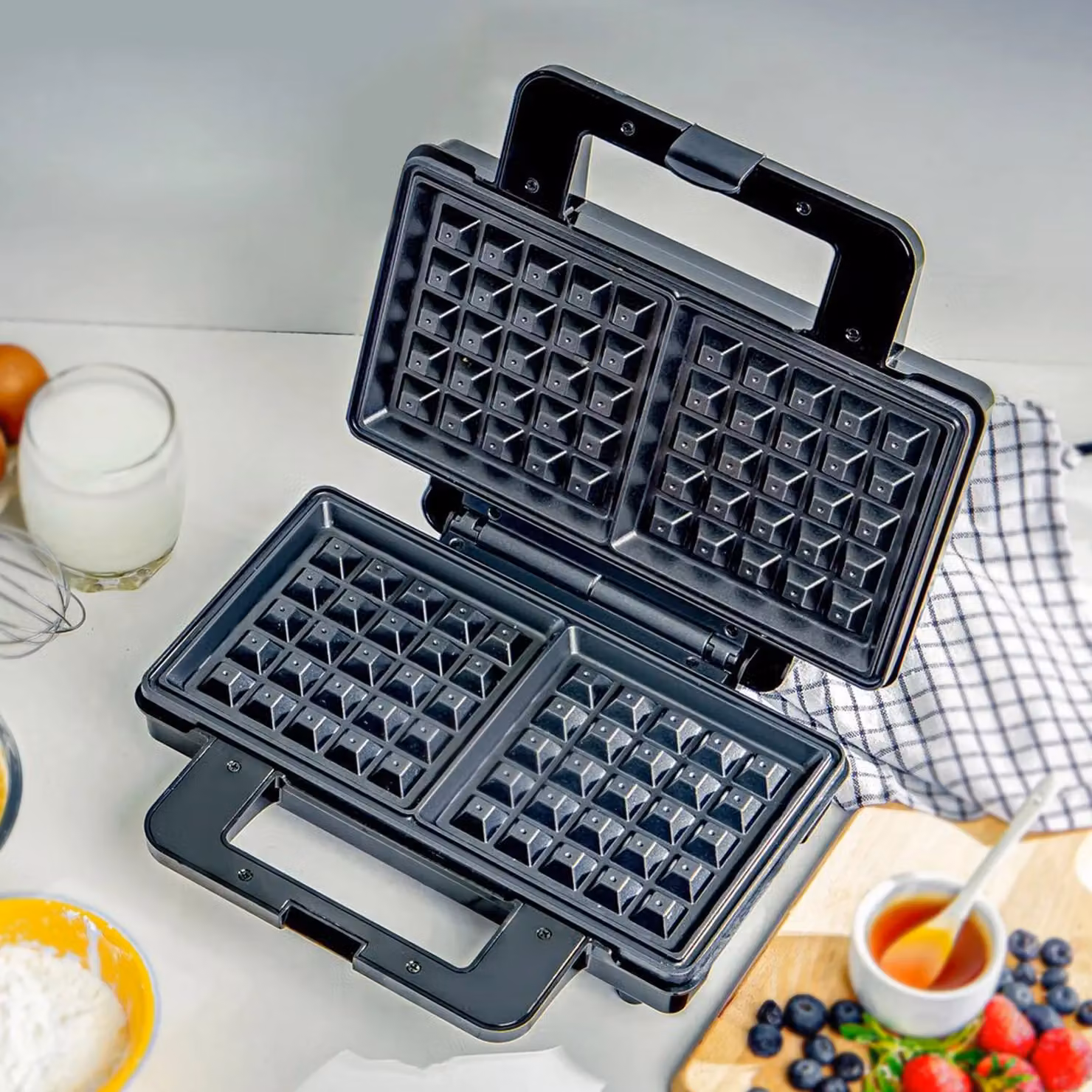 Geepas Belgian Waffle Maker with Non-Stick Plates in Silver and Black – 2