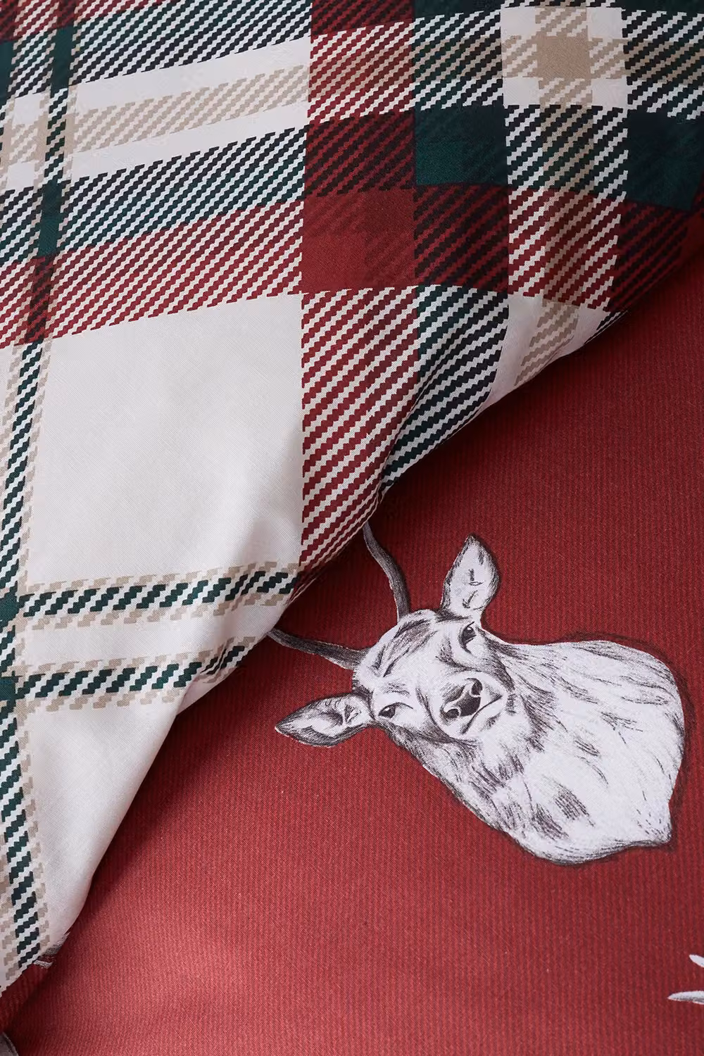 Catherine Lansfield Munro Stag Reversible Checked Duvet Cover and Pillowcase Set, Red, W/D/H: 140 x 200 cm and 90 x 200 cm – 3