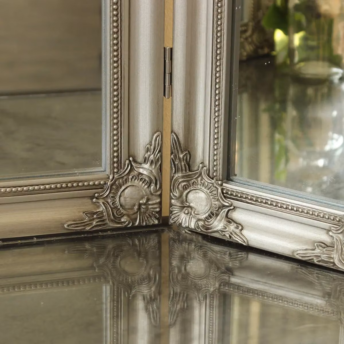Melody Maison Ornate Silver Dressing Table with Triple Mirror in Metallic Silver – 2