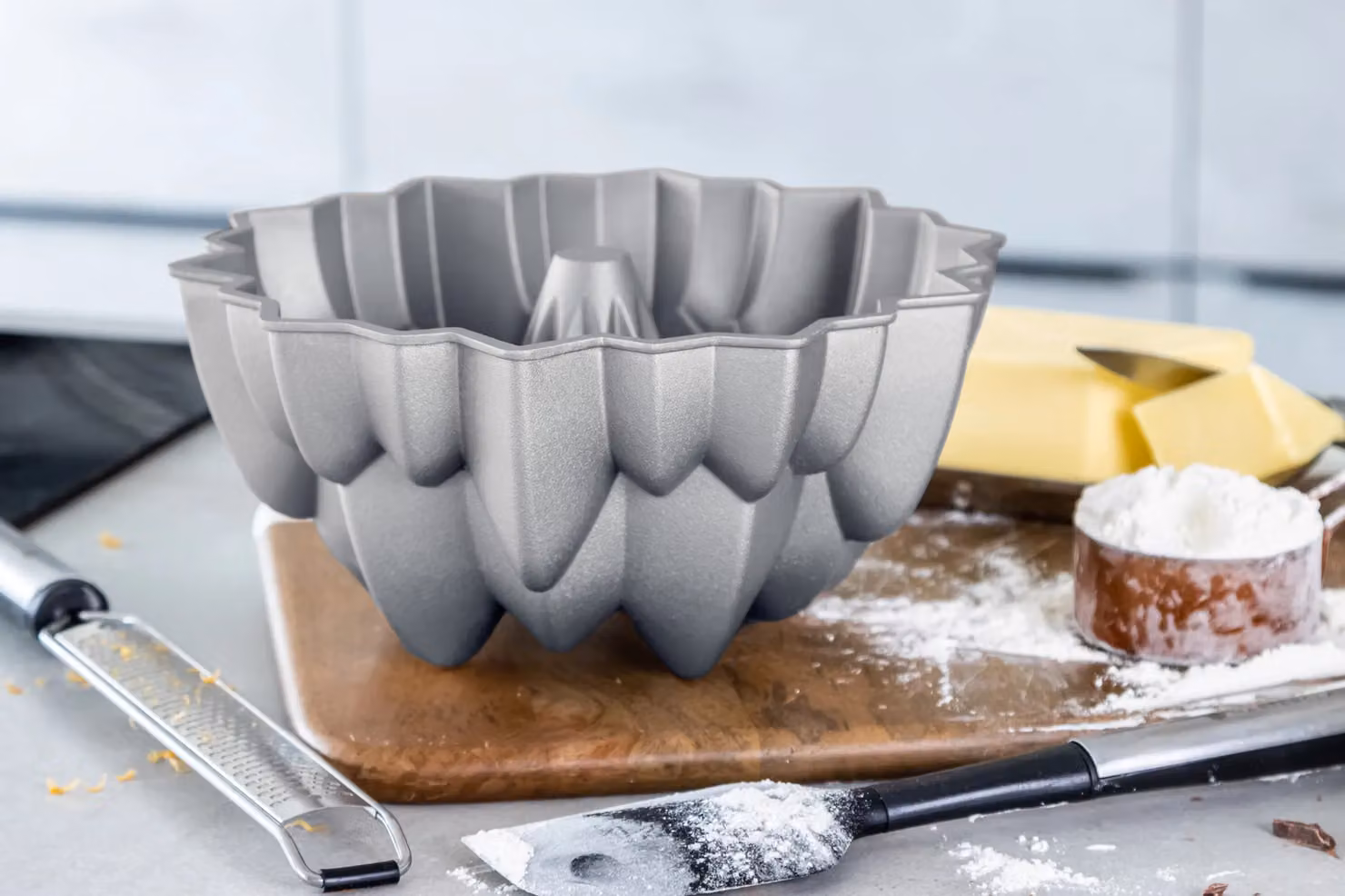 MasterClass Non-Stick Cast Aluminium Round Cake Tin, Grey, Diameter: 24 cm – 10