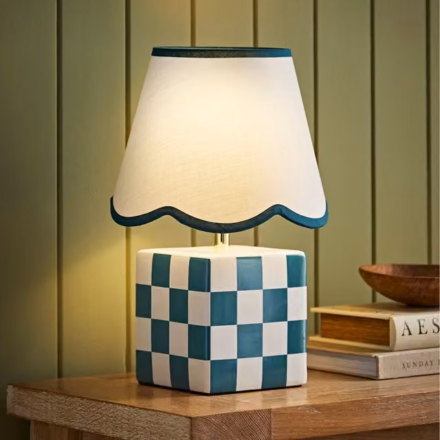 ValueLights Evie Ceramic Table Lamp with Scallop Shade in Green and White