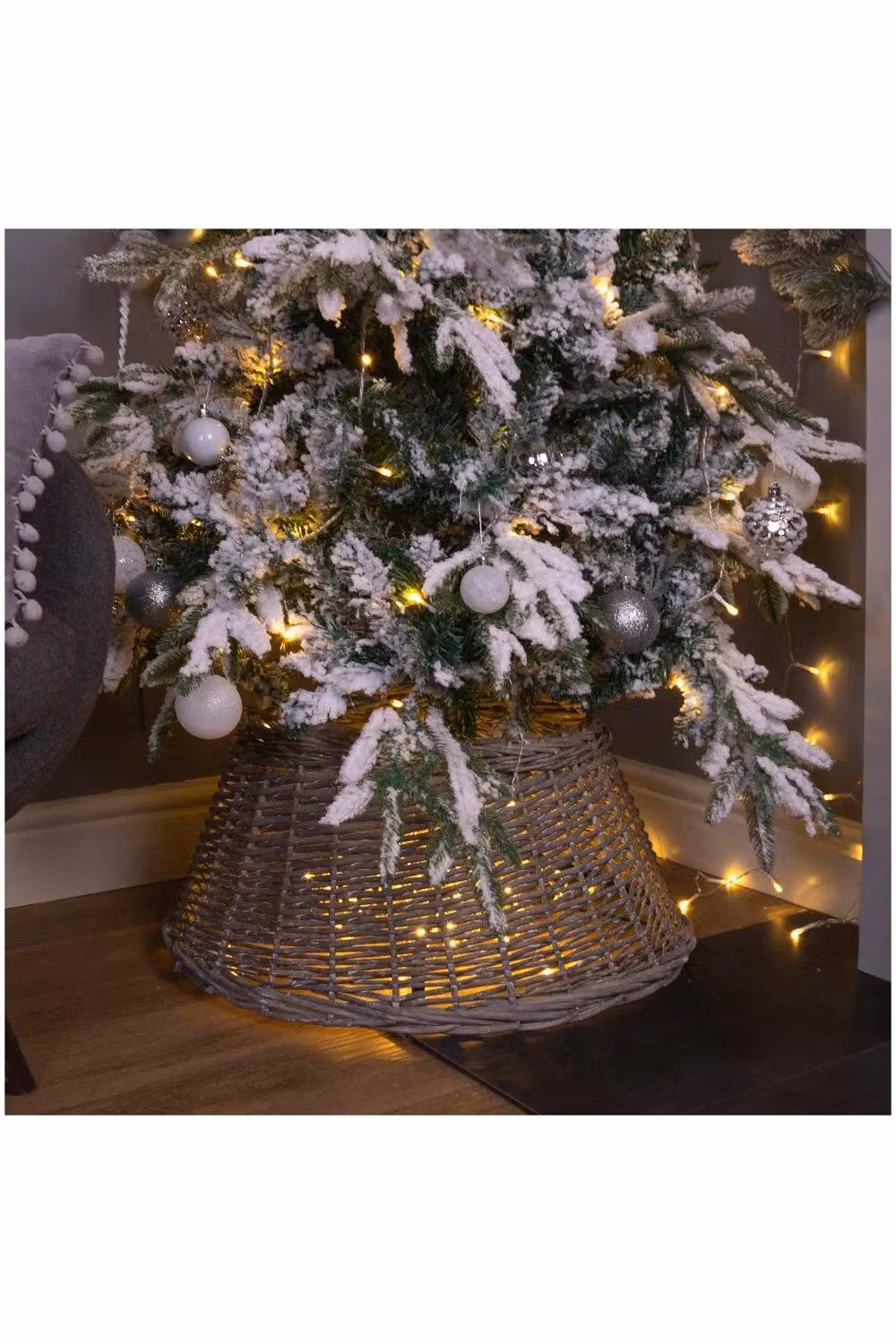 St. Helens Home and Garden Hand Woven Rattan Christmas Tree Skirt Basket in White Wash, W/D/H: 28.0 x 57.0 x 57.0 cm – 8