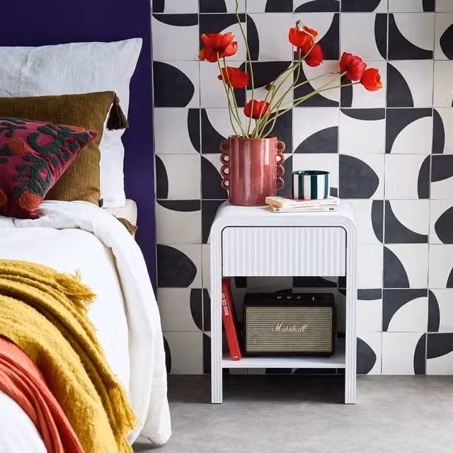 sweeek 1-Drawer Bedside Table with Grooved Wooden Effect in White, H: 53 cm x W: 40 cm x D: 30 cm – 1