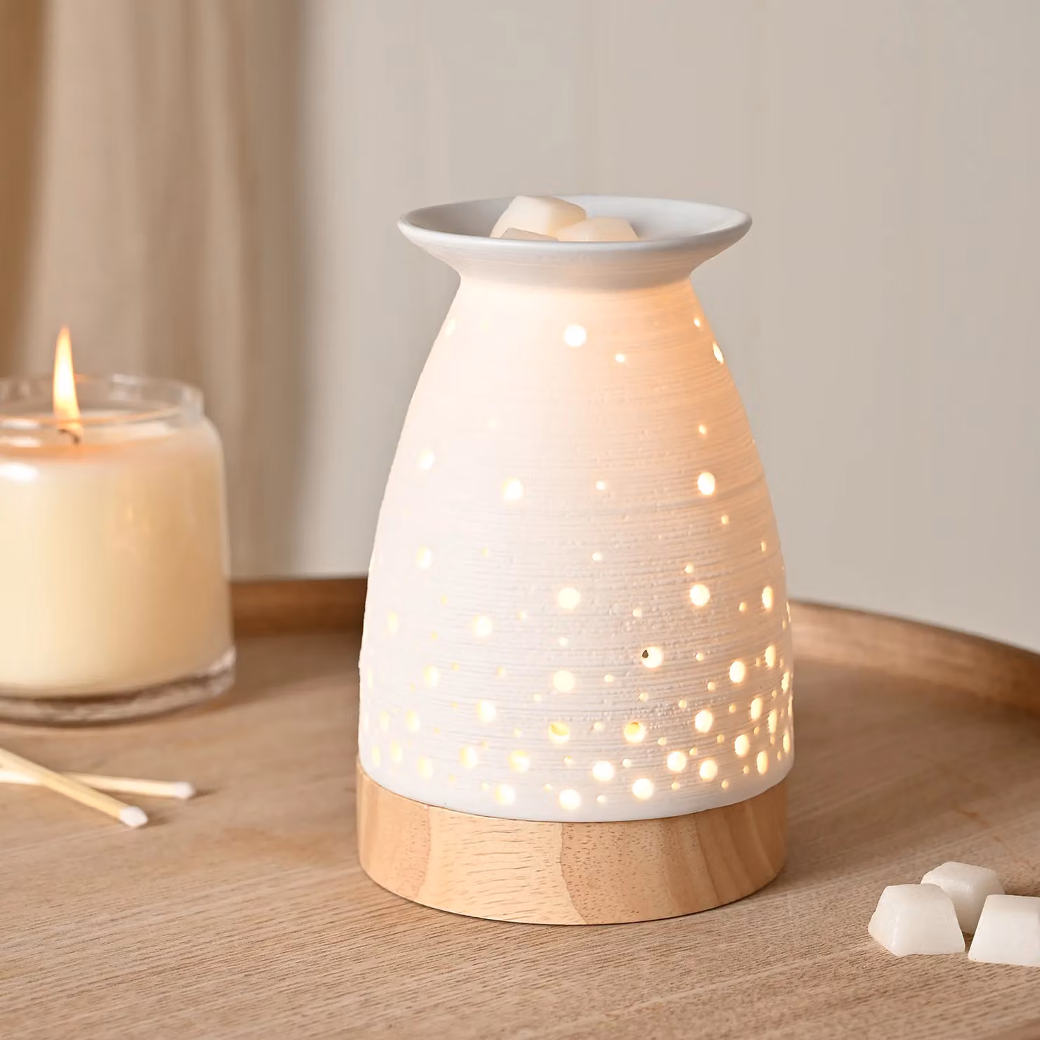 Widdop and Co. Hestia Ribbed Aromatherapy Lamp in White Ceramic and Wood – 3