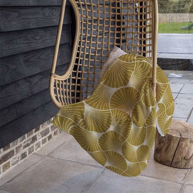 Benjamin Tate Design Geometric Shells Fleece Blanket in Gold and Beige, W/D/H: 120 x 150 cm – 1