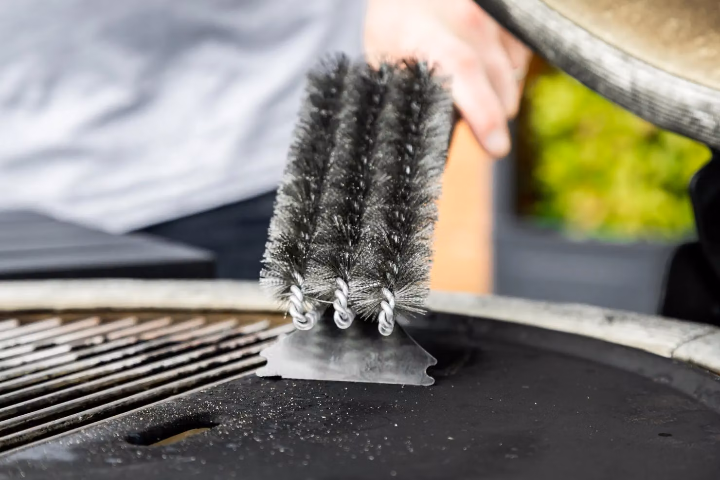 MasterClass BBQ Bristle Spiral Grill Brush with Scraper in Black and Stainless Steel, H 39.0 cm x W 7.0 cm – 4