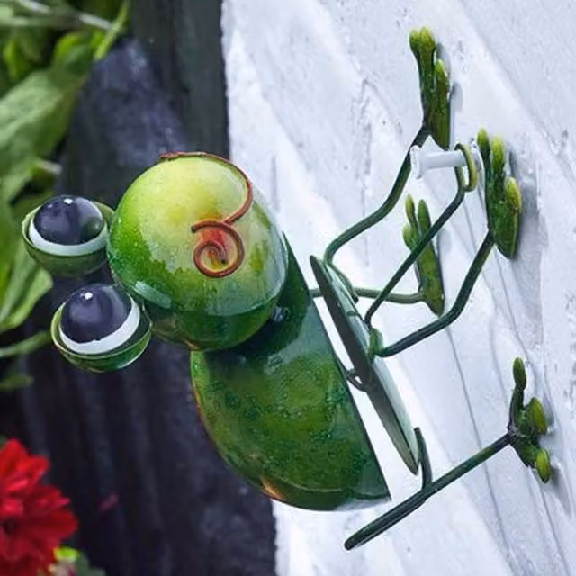 Garden Mile Hanging Metal Frog in Green, Height: 12 cm
