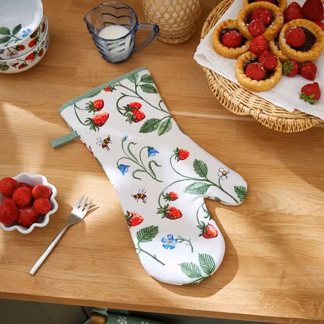 Ulster Weavers Strawberry Patch Cotton Gauntlet Oven Glove in Green and Multicolour – 1