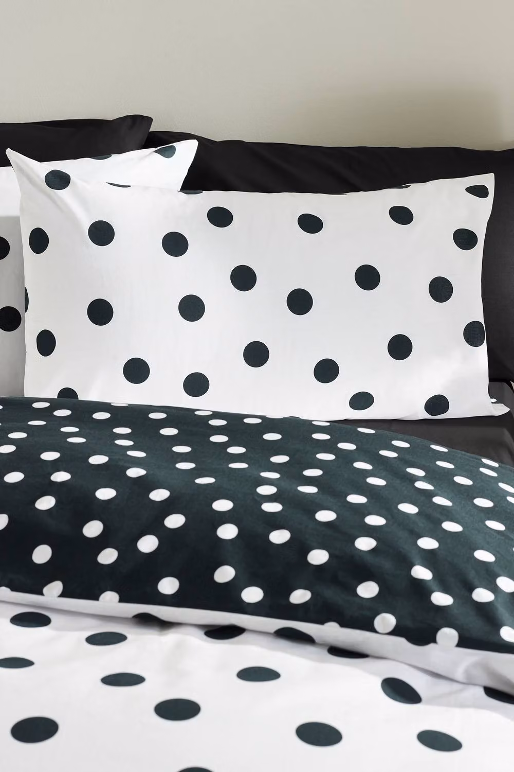 Catherine Lansfield Reversible Polka Dot Duvet Cover and Pillowcase Set, Black and White, Duvet Cover: 180 x 200 cm, Pillowcases: 50 x 75 cm – 6