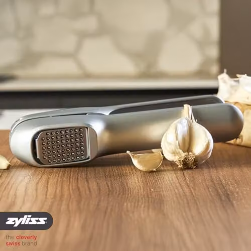 Zyliss Susi 4 Garlic Press in Silver with Non-Stick Surface and Stainless Steel Components – 4