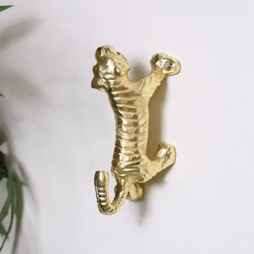 Melody Maison Gold Tiger Wall Hook in Gold Metal, W/D/H: 11.5 x 6.5 x 5.5 cm