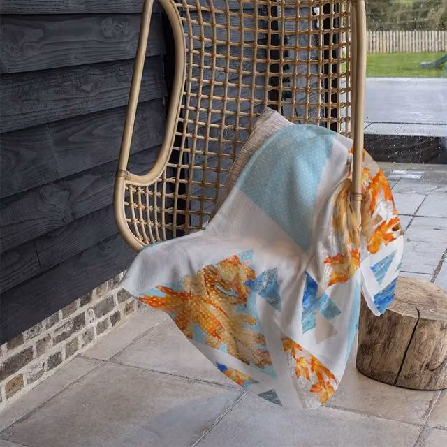 Benjamin Tate Design Triangles With Maple Oak Leaves Marble Fleece Blanket in Blue, Beige and Multicolour, W/D/H: 120 x 150 cm – 1