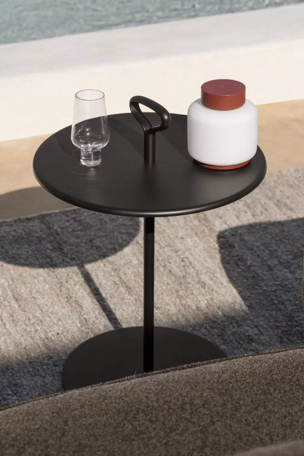 Blomus FAWN Mobile LED Tabletop Lamp in Port Wine Red – 4