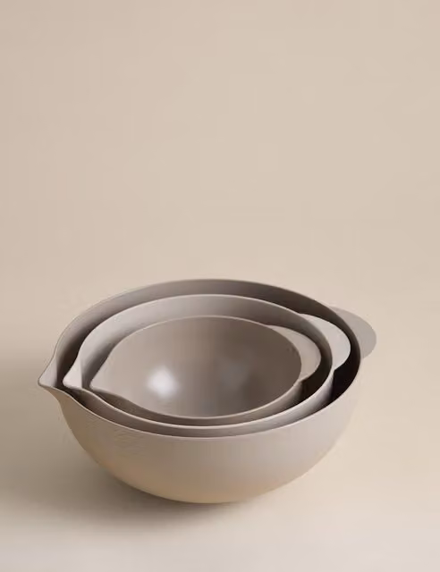 M&S Set of 3 Nesting Plastic Mixing Bowls with Pouring Spout and Non-Slip Base in White and Beige