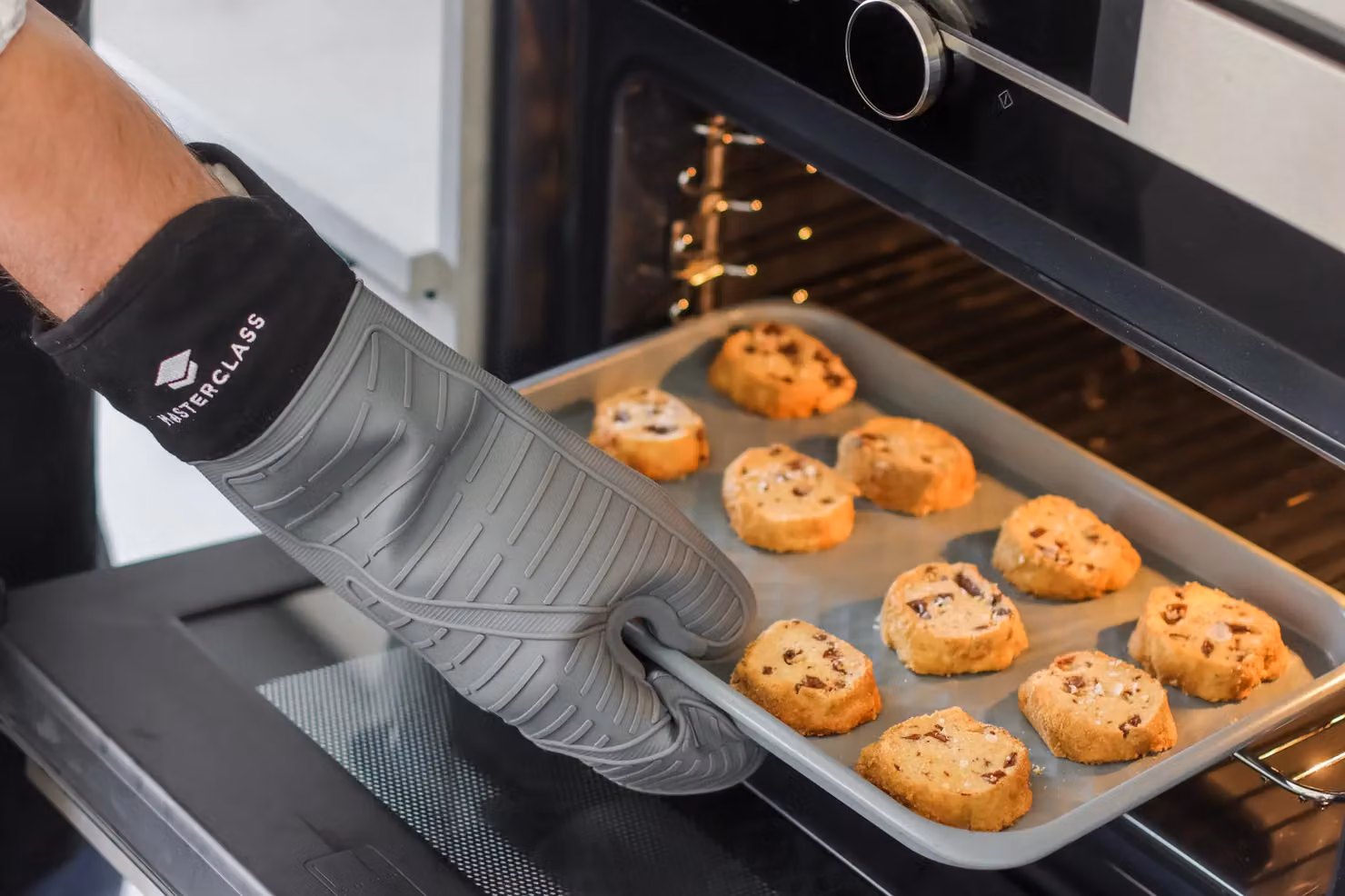 MasterClass Waterproof Non-Slip Silicone Oven Glove in Grey and Black – 3