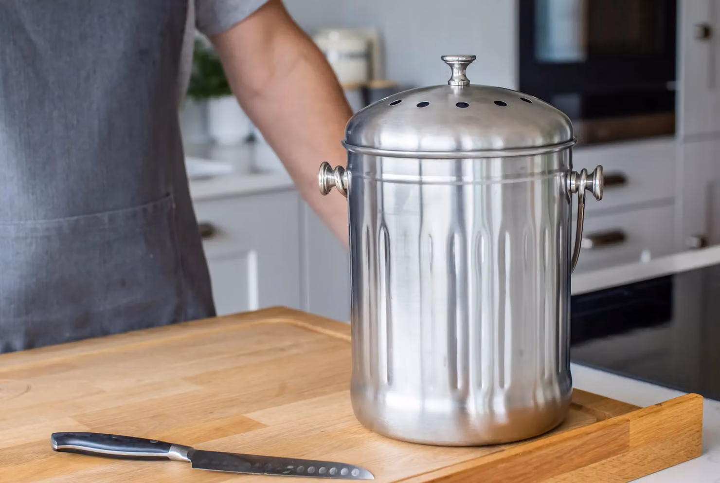 KitchenCraft Stainless Steel Compost Bin in Silver with Odour Filter and Flip Lid, 5 Litres – 7