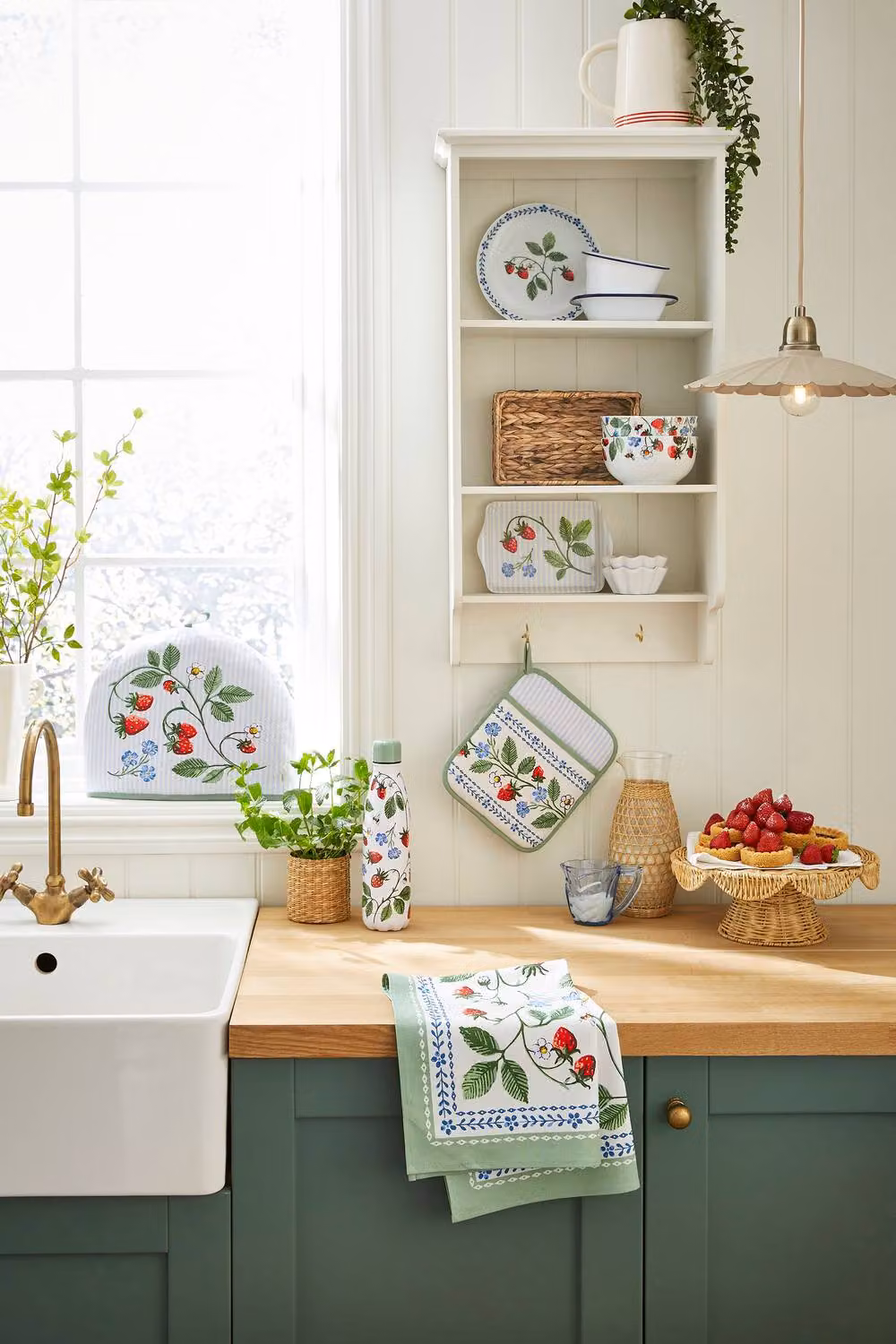 Ulster Weavers Strawberry Patch Cotton Gauntlet Oven Glove in Green and Multicolour – 3